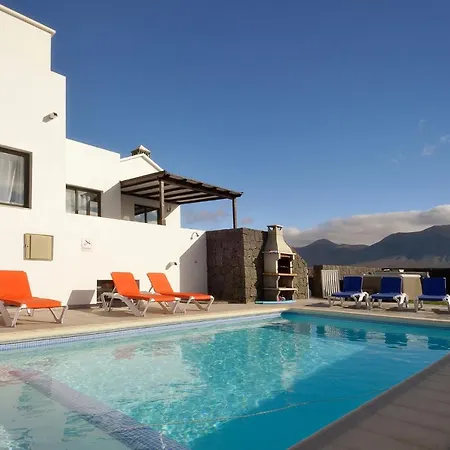 Romance And Moonlight -ideal For Couples, Hot Tub, Pool, Lanzarote Villa Playa Blanca (Lanzarote)
